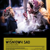 Zdjęcie kobiety w starodawnym białym czepku na głowie i koronkowej białej sukni; naprzeciw kobiety lalka z bujnymi włosami i małym słomkowym kapeluszu na głowie. U dołu zdjęcia napisy, w tym tytuł spektaklu.