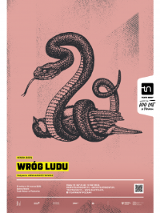 Pośrodku plakatu wąż duszący ptaka, poniżej tytuł i informacje dotyczące spektaklu