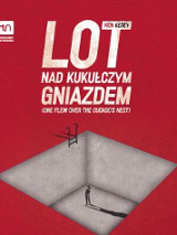 Na czerwonym tle tytuł spektaklu, pod nim grafika przedstawiająca szary, głęboki, kwadratowy dół i małą postać stojącą na jego dnie.