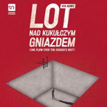 Na czerwonym tle tytuł spektaklu, pod nim grafika przedstawiająca szary, głęboki, kwadratowy dół i małą postać stojącą na jego dnie.