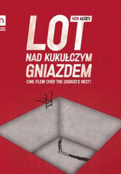 Na czerwonym tle tytuł spektaklu, pod nim grafika przedstawiająca szary, głęboki, kwadratowy dół i małą postać stojącą na jego dnie.