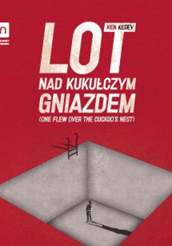 Na czerwonym tle tytuł spektaklu, pod nim grafika przedstawiająca szary, głęboki, kwadratowy dół i małą postać stojącą na jego dnie.