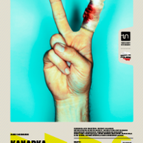 Na plakacie dłoń z dwoma palcami ułożonymi w literę V, jeden z palców zabandażowany i pobrudzony krwią. U dołu plakatu informacje o spektaklu.