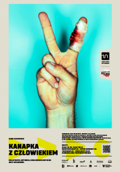 Na plakacie dłoń z dwoma palcami ułożonymi w literę V, jeden z palców zabandażowany i pobrudzony krwią. U dołu plakatu informacje o spektaklu.