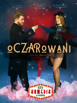 Na plakacie stoją mężczyzna i kobieta, zwróceni twarzami do siebie. Mężczyzna ma na sobie frak, kobieta górę fraku, zamiast spodni rajstopy kabaretki, a na głowie kapelusz. W rękach trzymają kolorowe chusteczki. Na plakacie również są informacje o spektaklu.