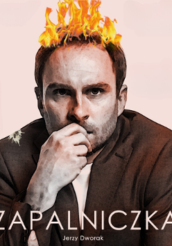 na zdjęciu mężczyzna patrzący w obiektyw, przykłada prawą rękę do ust. Na głowie ma na włosach ogień.