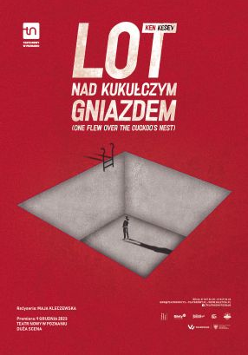 Na czerwonym tle tytuł spektaklu, pod nim grafika przedstawiająca szary, głęboki, kwadratowy dół i małą postać stojącą na jego dnie.