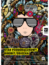 Kolorowy plakat - rysunek twarzy w okularach w czarno-białe paski, wśród różnych instrumentów muzycznych. Na dole plakatu tytuł spektaklu.