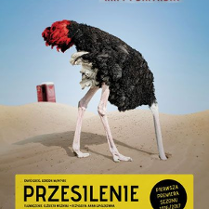 Zdjęcie strusia ze schowaną głową w piasek. U dołu plakatu tytuł przedstawienia.