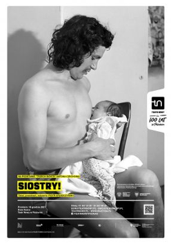 Plakat z czarno-białym zdjęciem mężczyzny, trzymającego przy piersi niemowlę. Na dole plakatu informacje dotyczące przedstawienia.