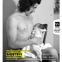 Plakat z czarno-białym zdjęciem mężczyzny, trzymającego przy piersi niemowlę. Na dole plakatu informacje dotyczące przedstawienia.