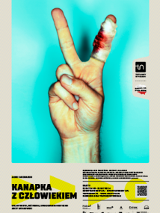 Na plakacie dłoń z dwoma palcami ułożonymi w literę V, jeden z palców zabandażowany i pobrudzony krwią. U dołu plakatu informacje o spektaklu.