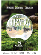 Na zielonym mchu leży szklana kula, w której odbija się obraz fragmentu miasta z drapaczami chmur odwrócony o 180 stopni. Na kupi i ponad nią białe napisy z informacjami o spektaklu.