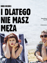 Dwie kobiety - jedna młoda, druga strasza - ubrane w sukienki, siedzą na leżakach na plaży. Obie z poważnymi minami patrzą przed siebie.