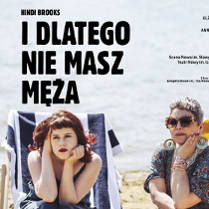 Dwie kobiety - jedna młoda, druga strasza - ubrane w sukienki, siedzą na leżakach na plaży. Obie z poważnymi minami patrzą przed siebie.