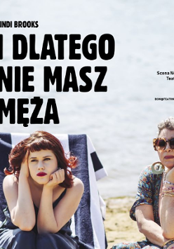 Dwie kobiety - jedna młoda, druga strasza - ubrane w sukienki, siedzą na leżakach na plaży. Obie z poważnymi minami patrzą przed siebie.