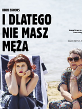 Dwie kobiety - jedna młoda, druga strasza - ubrane w sukienki, siedzą na leżakach na plaży. Obie z poważnymi minami patrzą przed siebie.