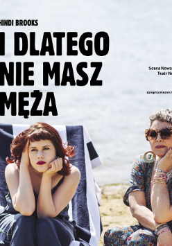 Dwie kobiety - jedna młoda, druga strasza - ubrane w sukienki, siedzą na leżakach na plaży. Obie z poważnymi minami patrzą przed siebie.