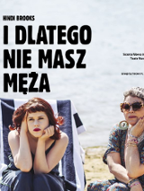 Dwie kobiety - jedna młoda, druga strasza - ubrane w sukienki, siedzą na leżakach na plaży. Obie z poważnymi minami patrzą przed siebie.