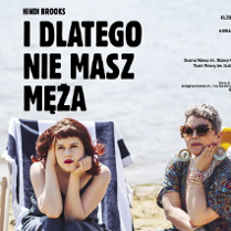 Dwie kobiety - jedna młoda, druga strasza - ubrane w sukienki, siedzą na leżakach na plaży. Obie z poważnymi minami patrzą przed siebie.