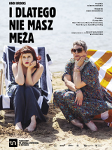 Dwie kobiety - jedna młoda, druga strasza - ubrane w sukienki, siedzą na leżakach na plaży. Obie z poważnymi minami patrzą przed siebie.