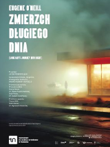 Oświetlony parterowy budynek ze szklaną ścianą, przed nim stojąca postać. Wszystko zasnute mgłą. Z lewej strony informacje o spektaklu.