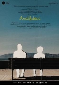 W górnej części plakatu informacje o autorach i osobach biorących udział w przedstawieniu. Poniżej widoczna ławka z dwiema osobami siedzącymi na niej tyłem do oglądających. Osoby patrzą przed siebie na widok gór. Ławka jest w kolorze czarnym, postacie w kolorze białym.