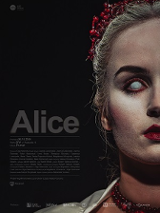 Z prawej strony połowa kobiecej twarzy z białą tęczówką i źrenicą w oku, z lewej strony na czarnym tle informacje na temat spektaklu.