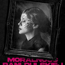 CZarno-białe zdjęcie kobiety z profilu w ramie. Kobieta ma zamknięte oczy i czarno-białe kropki na twarzy. U dołu plakatu tytuł spektaklu w różowym kolorze oraz informacje na temat wydarzenia.