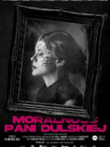 CZarno-białe zdjęcie kobiety z profilu w ramie. Kobieta ma zamknięte oczy i czarno-białe kropki na twarzy. U dołu plakatu tytuł spektaklu w różowym kolorze oraz informacje na temat wydarzenia.