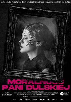 CZarno-białe zdjęcie kobiety z profilu w ramie. Kobieta ma zamknięte oczy i czarno-białe kropki na twarzy. U dołu plakatu tytuł spektaklu w różowym kolorze oraz informacje na temat wydarzenia.