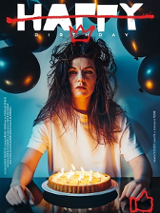 Kobieta z długimi, potarganymi włosami patrzy w obiektyw aparatu. Przed nią tort z zapalonymi świeczkami, nad głową czarne balony oraz tytuł przedstawienia.