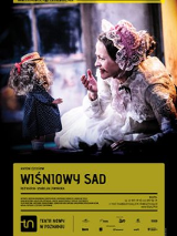 Zdjęcie kobiety w starodawnym białym czepku na głowie i koronkowej białej sukni; naprzeciw kobiety lalka z bujnymi włosami i małym słomkowym kapeluszu na głowie. U dołu zdjęcia napisy, w tym tytuł spektaklu.