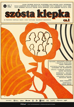 Plakat w żółto pomarańczowych kolorach. Dłoń trzymająca okrągłe lusterko, w którym narysowane są kontury sześciu postaci. Nad rysunkiem i z prawej strony plakatu informacje o spektaklu.