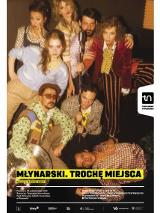 Kilkoro aktorów w róznorodnych strojach, blisko siebie w różnych pozach. U dołu zdjęcia tytuł spektaklu.