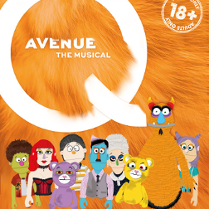 Kolorowy plakat z rysunkami róznych postaci, tło przypominając pomarańczowe futro oraz tytuł spektaklu - w dużej literze Q napis "avenue the musical".