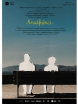 W górnej części plakatu informacje o autorach i osobach biorących udział w przedstawieniu. Poniżej widoczna ławka z dwiema osobami siedzącymi na niej tyłem do oglądających. Osoby patrzą przed siebie na widok gór. Ławka jest w kolorze czarnym, postacie w kolorze białym.