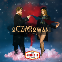 Na plakacie stoją mężczyzna i kobieta, zwróceni twarzami do siebie. Mężczyzna ma na sobie frak, kobieta górę fraku, zamiast spodni rajstopy kabaretki, a na głowie kapelusz. W rękach trzymają kolorowe chusteczki. Na plakacie również są informacje o spektaklu.