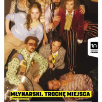 Kilkoro aktorów w róznorodnych strojach, blisko siebie w różnych pozach. U dołu zdjęcia tytuł spektaklu.