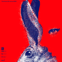 Rysunek królika w kolorze niebiesko-fioletowym. Czerwone tło, które częściowo jest zarysem profilu twarzy z jednym okiem. U góry i z lewej strony plakatu informacje o spektaklu.