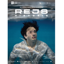 Zdjęcie mężczyzny zanurzonego pod wodą w basenie, ma ciemne włosy, ubrany jest w białą koszulę, patrzy przed siebie