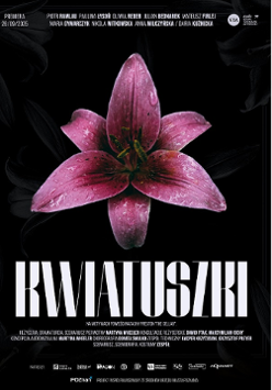 Na czarnym tle rozkwitający kwiat o różowych płatkach. W górnej i dolnej części plakatu informacje o spektaklu.