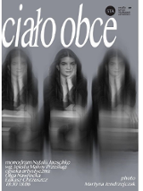 Na zdjęciu trzykrotnie powtórzona postać tej samej młodej kobiety, która stoi opierając się jedną ręką o paczkę przed nią, drugą ręka podpiera twarz. Patrzy w obiektyw, uśmiecha się. Na plakacie znajdują się również informacje o spektaklu.