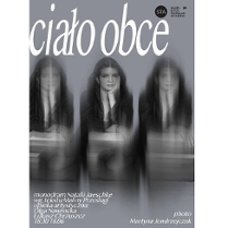 Na zdjęciu trzykrotnie powtórzona postać tej samej młodej kobiety, która stoi opierając się jedną ręką o paczkę przed nią, drugą ręka podpiera twarz. Patrzy w obiektyw, uśmiecha się. Na plakacie znajdują się również informacje o spektaklu.