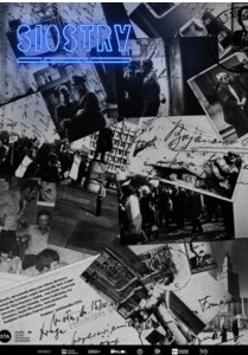 w górnej lewej części plakatu niebieski napis siostry. Na plakacie widoczne czarno-białe zdjęcia różnych osób, ułożone w nieładzie.