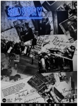 w górnej lewej części plakatu niebieski napis siostry. Na plakacie widoczne czarno-białe zdjęcia różnych osób, ułożone w nieładzie.