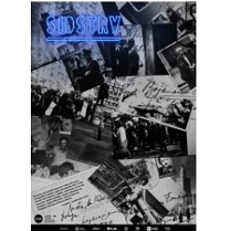 w górnej lewej części plakatu niebieski napis siostry. Na plakacie widoczne czarno-białe zdjęcia różnych osób, ułożone w nieładzie.