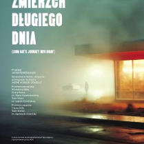 Oświetlony parterowy budynek ze szklaną ścianą, przed nim stojąca postać. Wszystko zasnute mgłą. Z lewej strony informacje o spektaklu.