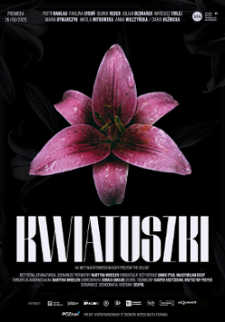 Na czarnym tle różowo-fioletowy kwiat z rozwiniętymi płatkami, u dołu plakatu tytuł przedstawienia i informacje o spektaklu.