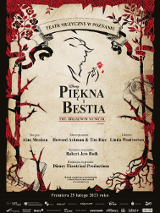 Plakat w beżowo-brązowych kolorach, na środku zarys twarzy tytułowej Bestii z dłonią trzymającą czerwoną różę. Pod rysunkiem informacje na temat spektaklu.